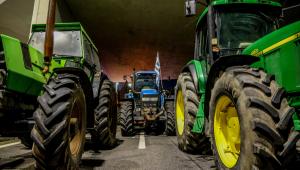 Μπλόκο Νίκαιας: Παραμένουν οι αγρότες και στις γιορτές – «Ο αγώνας αφορά την επιβίωσή μας»