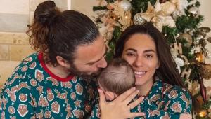 Ευρυδίκη Βαλαβάνη: Η οικογενειακή φωτογραφία δίπλα στο χριστουγεννιάτικο δέντρο και οι ευχές