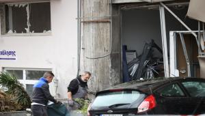 Βίντεο ντοκουμέντο από την στιγμή της έκρηξης σε υποκατάστημα τράπεζας στον Εύοσμο Θεσσαλονίκης: Επαγγελματικό χτύπημα εξετάζει η αστυνομία [videos]