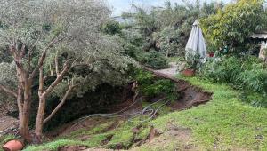 Aγιος Δημήτριος: Καθίζηση 10 μέτρων στο ρέμα της Πικροδάφνης – Σε κατάσταση έκτακτης ανάγκης ο Δήμος (vid)