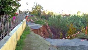 Καθίζηση 10 μέτρων στο ρέμα της Πικροδάφνης από την κακοκαιρία, ξάγρυπνοι οι κάτοικοι: Σε κατάσταση έκτακτης ανάγκης ο Άγιος Δημήτριος [video, photos]