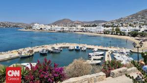 Αυτοκίνητο έπεσε στη θάλασσα στην Πάρο – Λύθηκε το χειρόφρενο