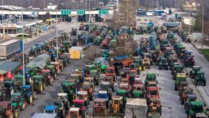 Πρωτοχρονιά στα μπλόκα για τους αγρότες: Κλείνει στις 12:00 στα Μάλγαρα, το ρεύμα προς Αθήνα στην Εθνική Οδό