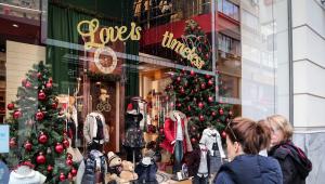 Σε ισχύ το χριστουγεννιάτικο ωράριο: Ανοιχτά καταστήματα και σούπερ μάρκετ την Κυριακή 28/12