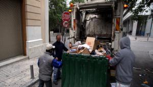 Τροχαίο στην Πάτρα: ΙΧ «καρφώθηκε» σε απορριμματοφόρο, τραυμάτισε εργαζόμενο