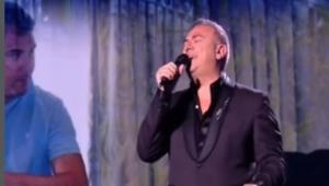 Η στιγμή που ο Αντώνης Ρέμος κάνει έκπληξη στον Νίκο Αλιάγα σε εκπομπή στη γαλλική τηλεόραση