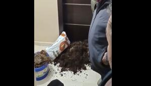 Φλώρινα: Αγρότες πέταξαν άχυρο και κοπριά έξω από το γραφείο του Βουλευτή της ΝΔ, Σταύρου Παπασωτηρίου