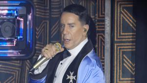 Ο Γιώργος Μαζωνάκης βγήκε από το κέντρο που εμφανίζεται και χαιρέτησε τον κόσμο που περίμενε στην ουρά