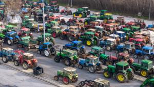 Αγροτικά Μπλόκα: Έκλεισαν με 400 τρακτέρ, την Ιόνια Οδό στο ύψος του Αγγελοκάστρου, αποκλείουν παρακαπτήριους σε Μπράλο και Νίκαια