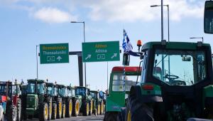 Ανυποχώρητοι οι αγρότες ετοιμάζονται για Πρωτοχρονιά στους δρόμους: Έκλεισαν τον παρακαμπτήριο στο μπλόκο Νίκαιας, την Ιόνια Οδό και την Λάρισας – Βόλου