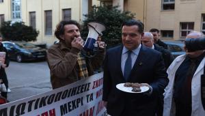 Γεωργιάδης: Η συμμορία της μιζέριας καλούσε σε διαμαρτυρία στο “Έλενα Βενιζέλου” και μαζεύτηκαν πέντε, τους κέρασα μελομακάρονα