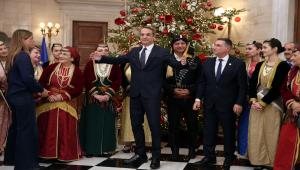 Kάλαντα στο Μέγαρο Μαξίμου: Τα τραγούδησαν στον πρωθυπουργό μέλη της Ένωσης Λιοσιωτών Ιλίου και της Ένωσης Ποντίων Γλυφάδας