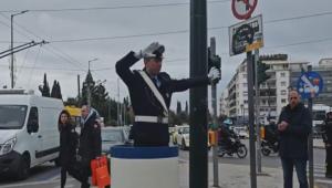 Το «βαρέλι» επέστρεψε στο Σύνταγμα: 90 χρόνια από το πρώτο δώρο στον Τροχονόμο – Πώς καθιερώθηκε το έθιμο