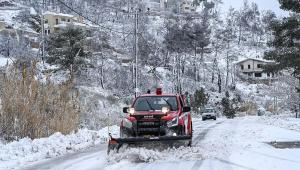 Χιονίζει στην Πάρνηθα, κλειστός ο δρόμος από το ύψος του καζίνου