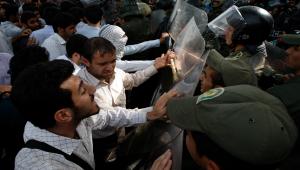 Ιράν: Διαδηλωτές επιχείρησαν εισβολή σε κυβερνητικό κτίριο – Συλλήψεις και τραυματισμοί