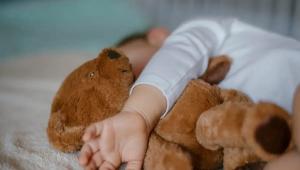 «Ξύπνησε» από το κώμα το 3χρονο παιδί με εγκεφαλίτιδα – Διακομίστηκε από τον Βόλο στη Λάρισα