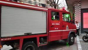Φωτιά σε διαμέρισμα πολυκατοικίας στη Νέα Σμύρνη – Απεγκλωβίστηκε ένοικος από την ταράτσα
