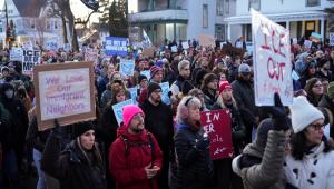 «Καζάνι που βράζει» η Μινεάπολη: Διαδηλώσεις για τον θανάσιμο πυροβολισμό 37χρονης από μέλος της ICE