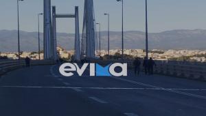 Χάος στη Χαλκίδα: Οδηγοί πάνω στην υψηλή γέφυρα, εγκατέλειψαν τα οχήματά τους