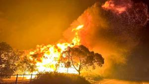 Αυστραλία: Κομμένη στα δύο η χώρα – Τροπικός κυκλώνας στα βορειοανατολικά, τεράστιες πυρκαγιές στα νοτιοανατολικά