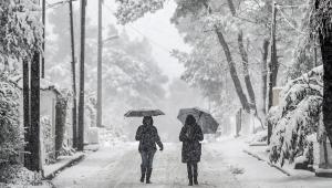 Ραγδαία πτώση της θερμοκρασίας φέρνει χιόνια και παγετό