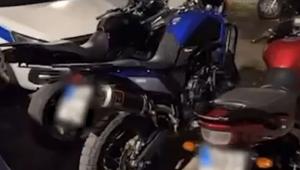 Χειροπέδες σε 3 νεαρούς που έτρεχαν με μοτοσυκλέτες και έκαναν σούζες στη λεωφόρο Αθηνών - Ο ένας δεν είχε δίπλωμα (Βίντεο)