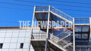 Θρίλερ στον Βόλο: Ηλικιωμένος απειλεί να πέσει στο κενό από την ταράτσα του νοσοκομείου (Photos)