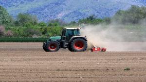 Τρακτέρ ανετράπη σε ρέμα στο Μεσολόγγι: Χωρίς τις αισθήσεις ο οδηγός – Δείτε βίντεο