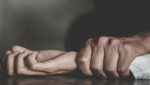 Θύμα απόπειρας βιασμού και ληστείας ανήλικη σε στάση λεωφορείου στην Πετρούπολη