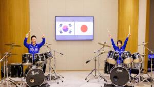 Όταν η K-pop συνάντησε τη διπλωματία των ντραμς: Viral το ντουέτο των ηγετών Ιαπωνίας και Νότιας Κορέας