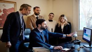 Σε δικηγορικό γραφείο για την παρουσίαση του νέου ψηφιακού δικαστικού φακέλου ο Μητσοτάκης – Δείτε φωτογραφίες