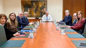 Ο Θεοδωρικάκος συναντήθηκε με την ΕΑΕΕ - «Οι όποιες αυξήσεις θα κινηθούν σε χαμηλά επίπεδα»