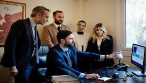 Επίσκεψη Μητσοτάκη σε δικηγορικό γραφείο για παρουσίαση του νέου ψηφιακού δικαστικού φακέλου