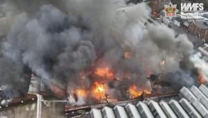 Μεγάλη φωτιά σε εργοστάσιο στο Γουλβερχάμπτον στη Βρετανία, συναγερμός για «σοβαρό τοξικό περιστατικό»