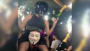 Πυρκαγιά στο Κραν Μοντανά: 24χρονη σερβιτόρα που κάηκε ζωντανή άναψε το πρώτο βεγγαλικό – Η ιδιοκτήτρια της είπε «να ζωντανέψει την ατμόσφαιρα»