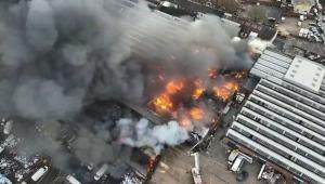 Βρετανία: Μεγάλη φωτιά σε εργοστάσιο στο Γουλβερχάμπτον – Επιχειρούν πάνω από 100 πυροσβέστες