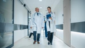 Αναβλήθηκε ξανά η δίκη με κατηγορούμενους γιατρό και φυσικοθεραπευτή που κατηγορούνται για θανάτους ασθενών με σκλήρυνση