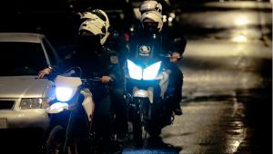 Παλαιό Φάληρο: Χειροπέδες σε γνωστό επιχειρηματία – Εντοπίστηκε με πιστόλια και σουγιά στο αυτοκίνητό του