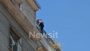 Ομόνοια: Λήξη συναγερμού για τον άνδρα που απειλούσε να πέσει από την ταράτσα του κτιρίου της πολεοδομίας