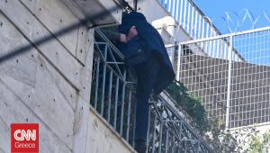 Αίσιο τέλος για τον άνδρα που απειλούσε να πέσει από κτήριο στο κέντρο της Αθήνας
