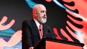 Έντι Ράμα: «Οι Έλληνες νομίζουν ότι είναι απόγονοι του Πλάτωνα και του Αριστοτέλη»