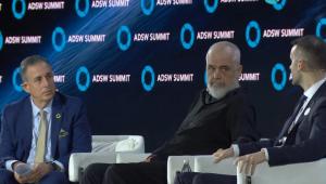 Απρόκλητη επίθεση με ειρωνείες του Έντι Ράμα σε Έλληνα δημοσιογράφο: «Δεν είστε κληρονόμοι του Πλάτωνα και του Αριστοτέλη» (ΒΙΝΤΕΟ)