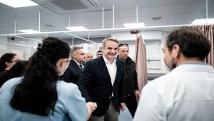Επίσκεψη Μητσοτάκη στο νοσοκομείο «Κοργιαλένειο – Μπενάκειο Ελληνικός Ερυθρός Σταυρός»