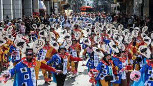 Σε καρναβαλικούς ρυθμούς η Πάτρα – Το βράδυ η επίσημη τελετή έναρξης