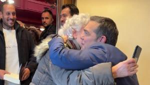 Ο Αλέξης Τσίπρας υπογράφει την «Ιθάκη» με αφιερώσεις σε αναγνώστες του