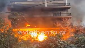 Συναγερμός στη Χαλκίδα: Τρία άτομα στο νοσοκομείο από τη μεγάλη φωτιά σε βιοτεχνία κεριών