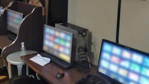 Έφοδος της ΕΛΑΣ σε στέκι παράνομου τζόγου στην Κυψέλη - Δύο συλλήψεις, κατασχέθηκαν 21 υπολογιστές