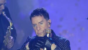 Γιώργος Μαζωνάκης: Κέρασε σφηνάκια τον κόσμο που βρισκόταν έξω από το νυχτερινό κέντρο που εμφανίζεται – «Για να ζεσταθείτε»