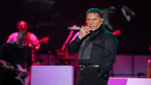 Γιώργος Μαζωνάκης: Κέρασε σφηνάκια τον κόσμο που περίμενε έξω από το νυχτερινό κέντρο που εμφανίζεται!