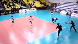 Τρόμος στο Volley League γυναικών: Κομμάτια από το ταβάνι έπεσαν σε αθλήτρια στο Άρης – Α.Ο. Θήρας (Video)